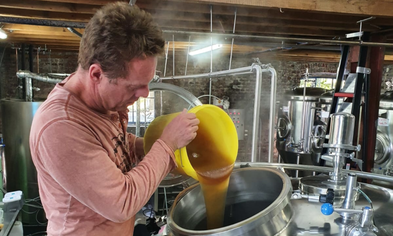 Honing toevoegen aan brouwketel bij Brouwerij Nuenhem
